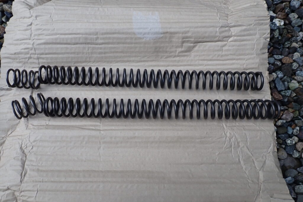 ホンダ XR BAJAのフロントフォークスプリングとWPC処理に向けたメンテナンス作業のイメージ