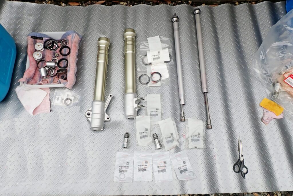 XR250 Baja フロントフォーク組み立てに使用する新品の純正Oリングや銅ガスケットなどの消耗部品一式