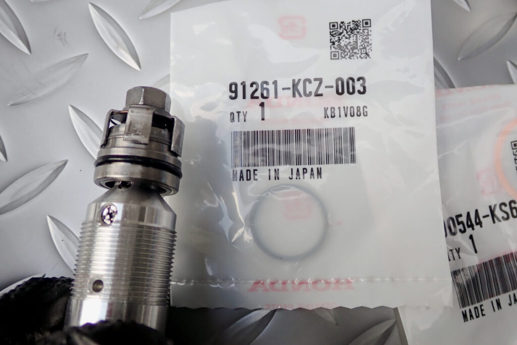 ロントフォーク底部のセンターボルトと、交換が必要な古いOリングの確認