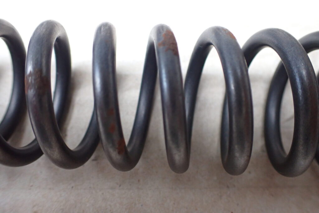 長期間の保管により表面に点錆が発生したXR250 BAJAのフロントフォークスプリング