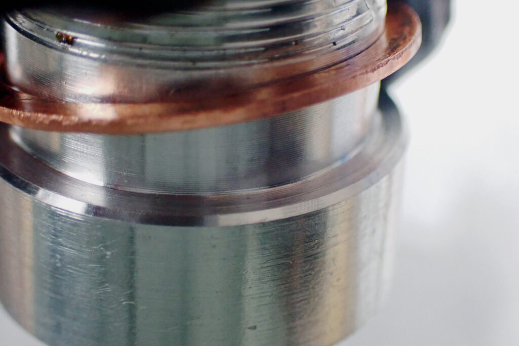 フォークオイル漏れを確実に防ぐために用意した新品の銅ガスケットとセンターボルトの組み合わせ