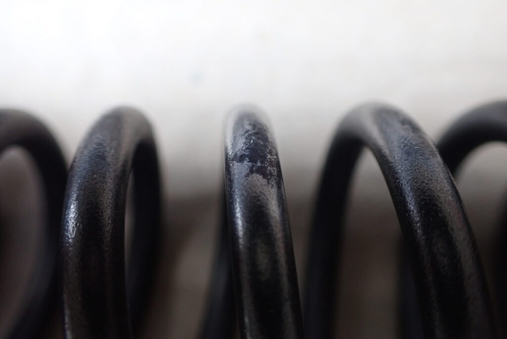 スコッチブライトを使用して丁寧に表面の錆を研磨・除去したフロントフォークスプリング