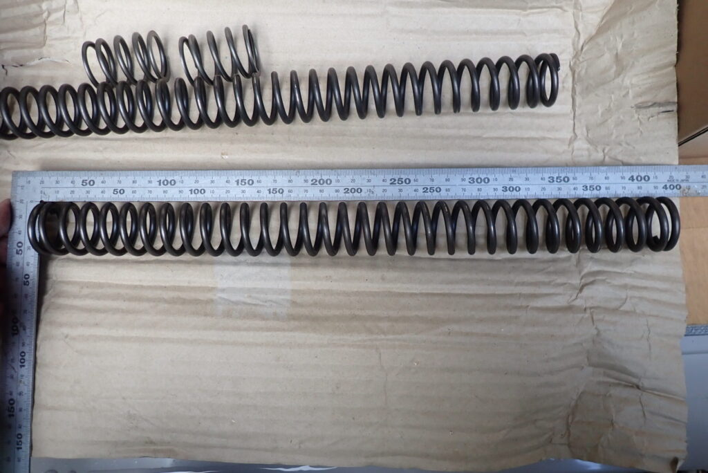 全長の長いフロントフォークスプリングBの自由長を計測し、WPC処理前の状態を記録