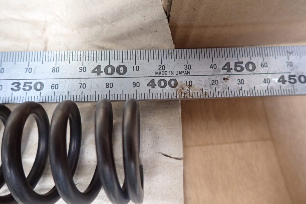 左右両方のフロントフォークスプリングBの自由長が使用限度内であることを確認する計測作業