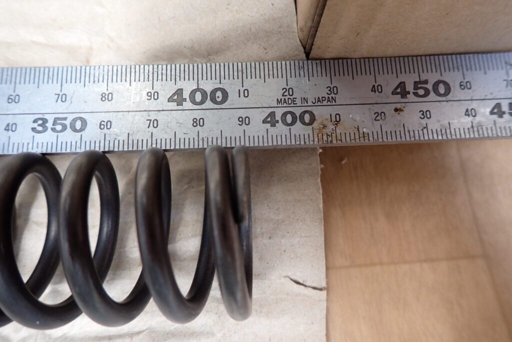 左右両方のフロントフォークスプリングBの自由長が使用限度内であることを確認する計測作業