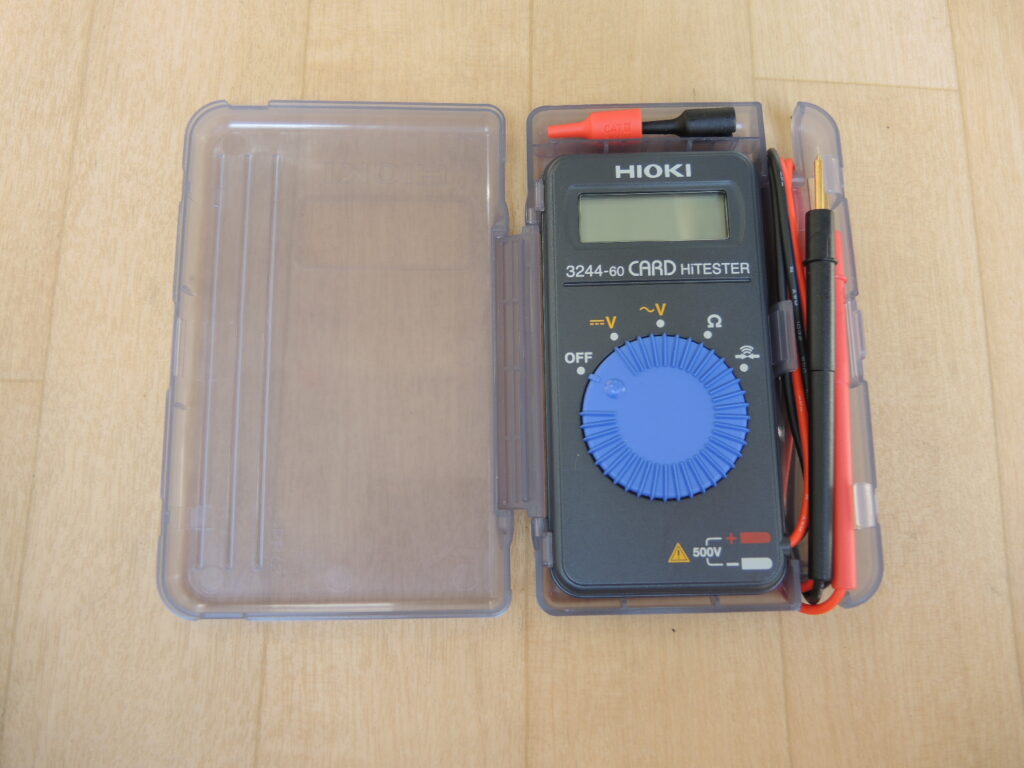 HIOKIのカードハイテスタ 3244-60．収納ケースでコンパクトに収納できる．