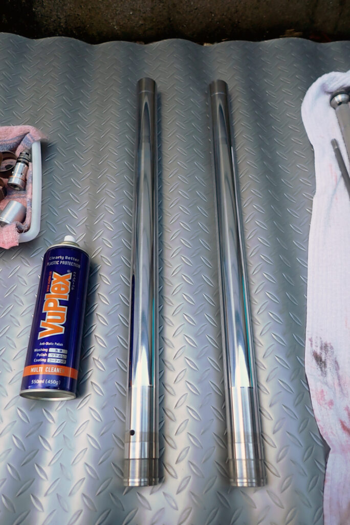 東洋硬化で再メッキ加工を施し、防錆紙で保管していたXR250バハのフロントフォーク・インナーチューブ