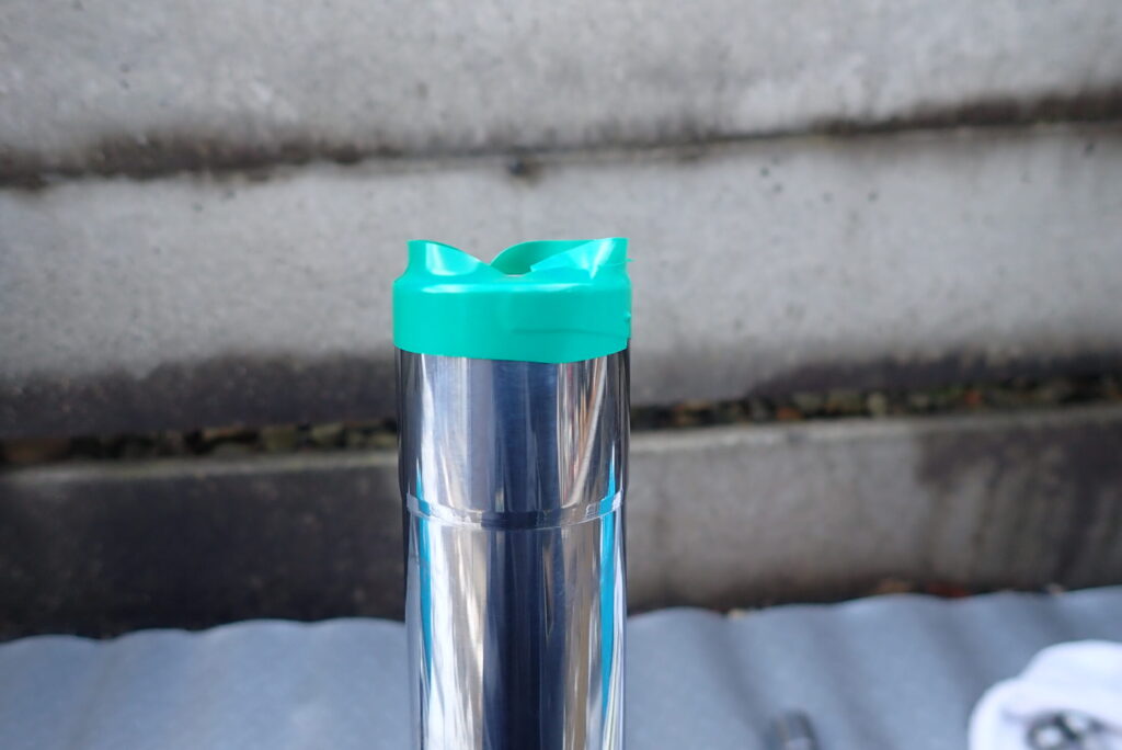 フォークシールのリップ損傷を防ぐため、インナーチューブ上端をビニールテープで養生（マスキング）した様子