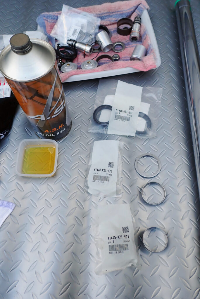 XR250バハのフォーク組み立てに使用するワッシャー、フォークパイプブッシュ、スリーブ（スライドメタル）のパーツ構成