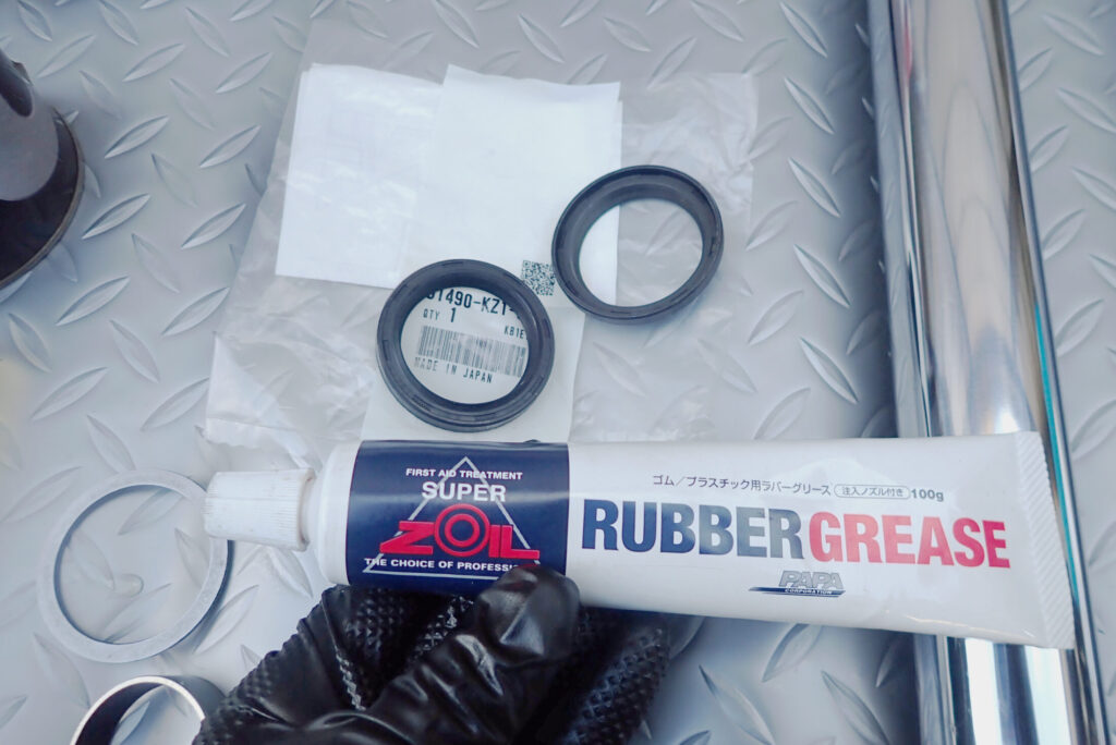 スーパーゾイルのラバーグリスをリップ部に塗布した、XR250バハ用フロントフォークのダストシールとオイルシール