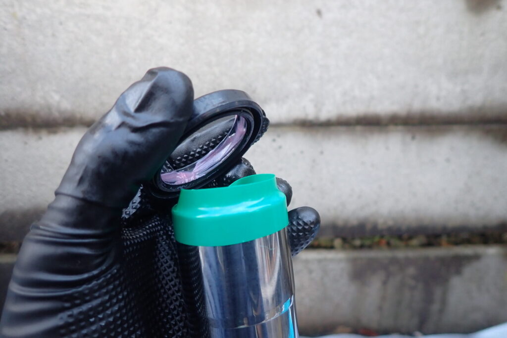 グリスアップしたフォークオイルシールとダストシールを、インナーチューブへ慎重に差し込む作業工程