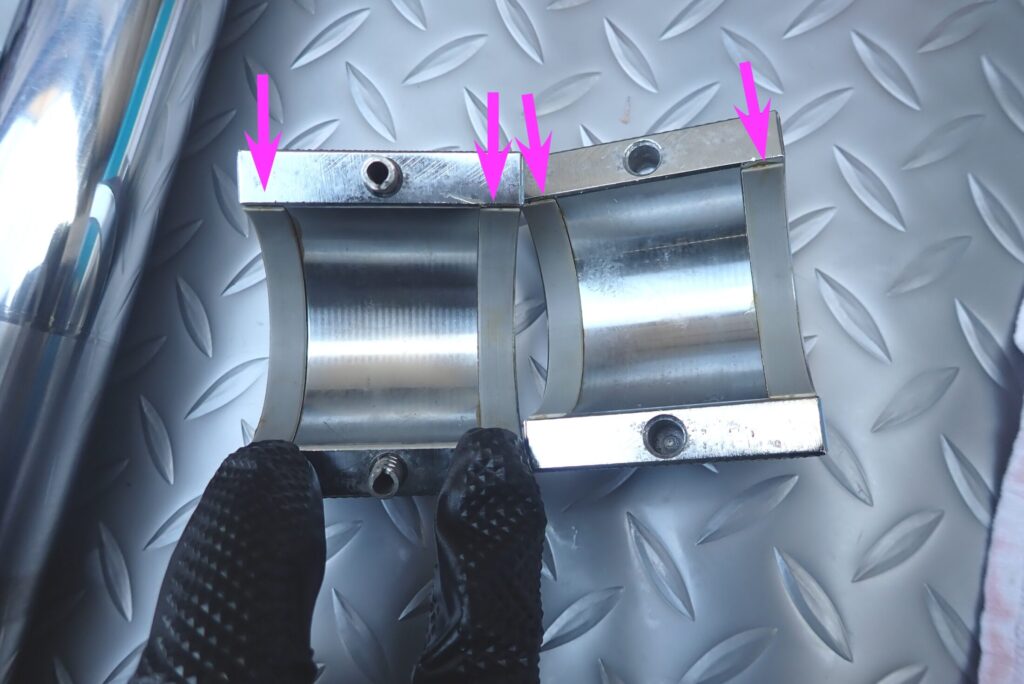 インナーチューブの傷防止のため、フロントフォークシールプッシャーの摺動部を清掃・点検する際の注意点