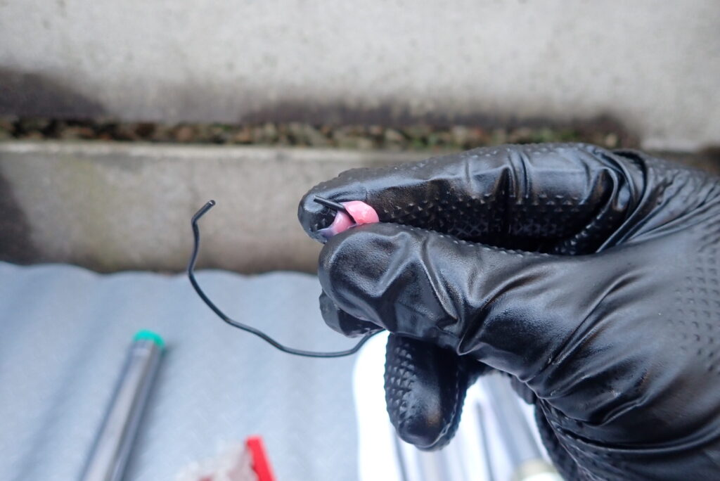 サビによる固着を防止するため、たっぷりとグリスを塗布したフォークシール固定用のスナップリング