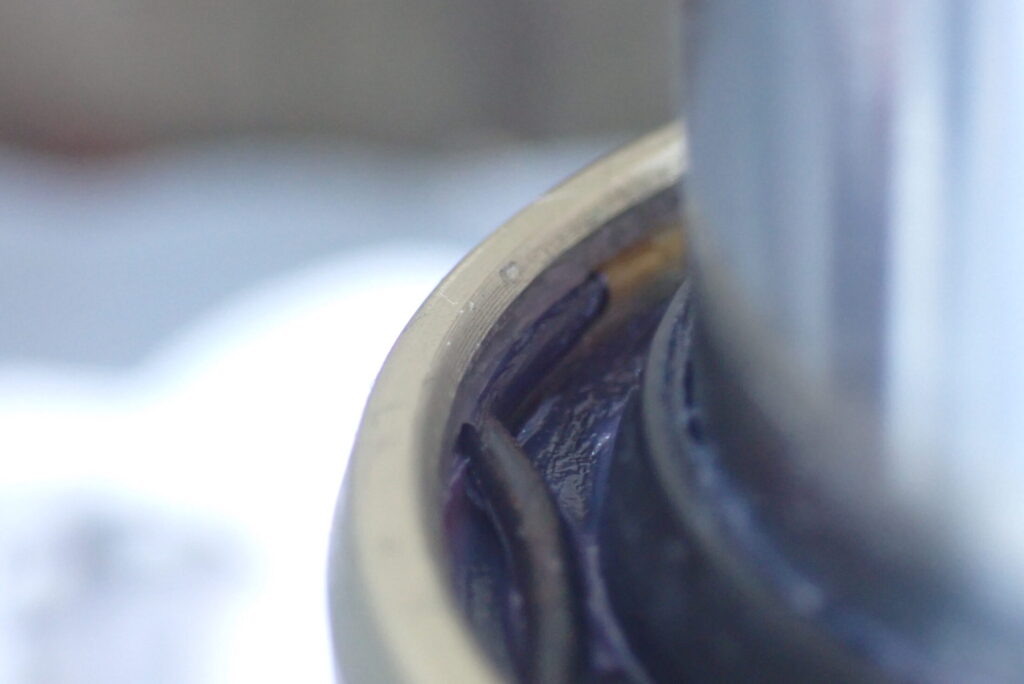 アウターチューブの溝にスナップリングが確実に収まり、オイルシールが固定された状態の確認