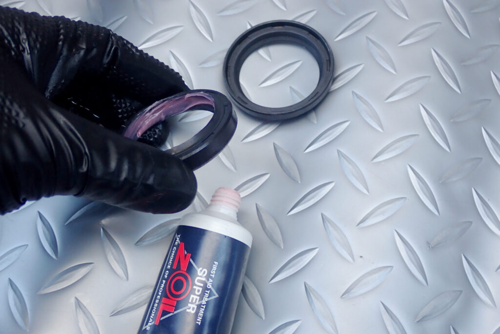 スーパーゾイルのラバーグリスをリップ部に塗布した、XR250バハ用フロントフォークのダストシールとオイルシール