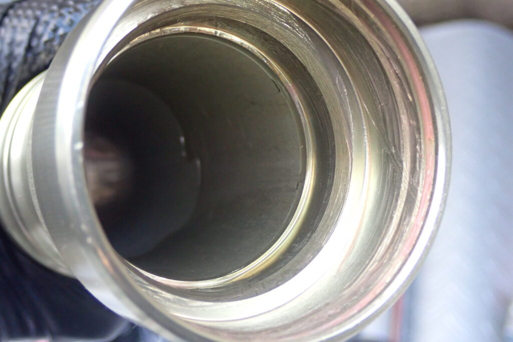 アウターチューブの，フォークシールがインストールされる部分にZOILのグリスを塗布している様子．