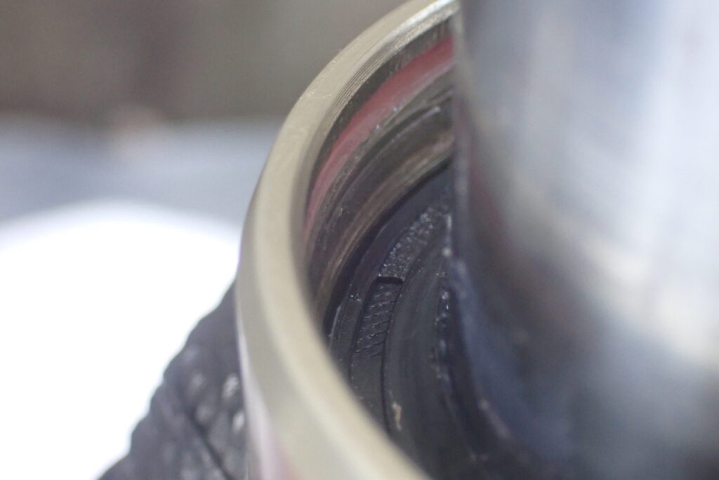 オイルシールがアウターチューブ内の規定位置まで均等に押し込まれているか、全周を目視で確認する工程