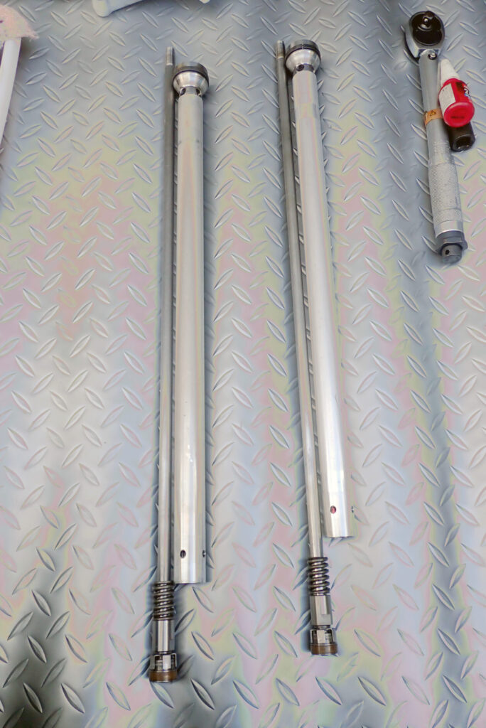 XR250バハのフロントフォーク内部部品である、カヤバ（KYB）製のピストンロッドとシリンダー