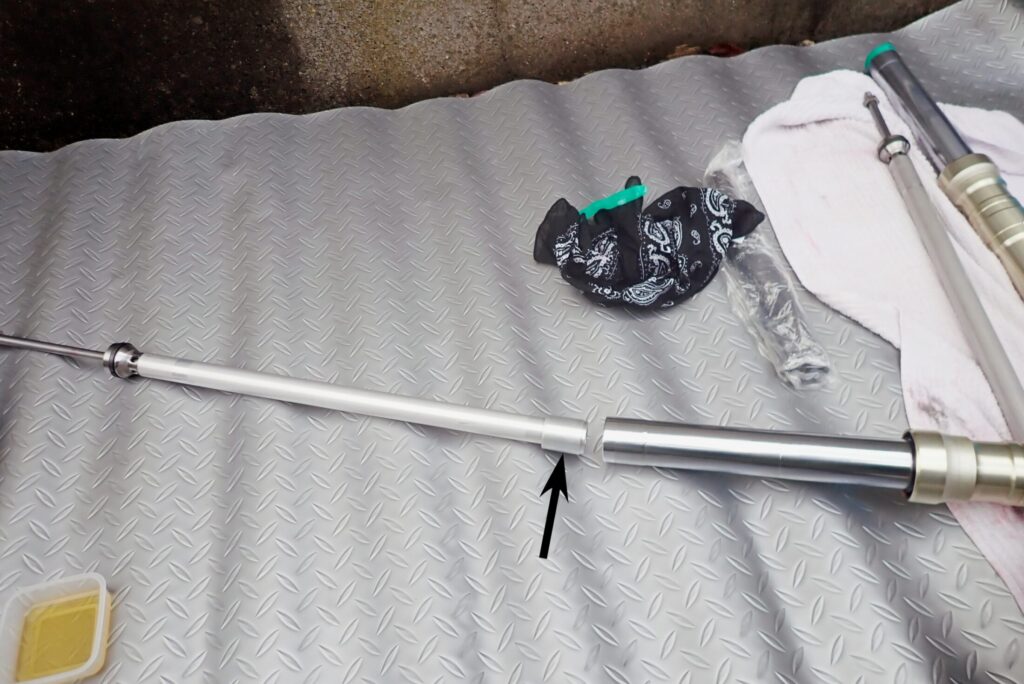 シリンダー下端にオイルロックピースを取り付け、インナーチューブ内へ挿入する組み立て手順