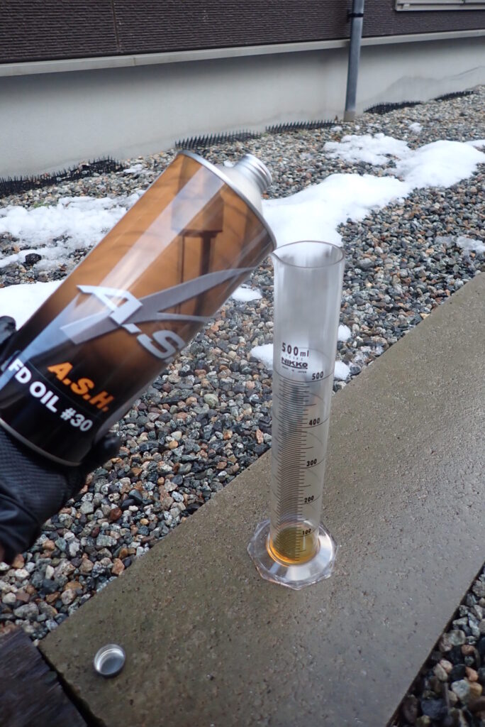 A.S.H.（アッシュ）のフォークオイルをブレンドし、メスシリンダーで油量を正確に計量するメンテナンス風景