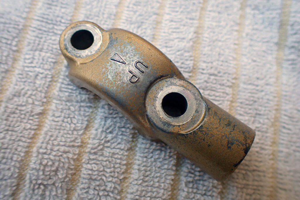 重曹ブラスト後のパーツ．金色が剥げ落ちてしまっている様子．