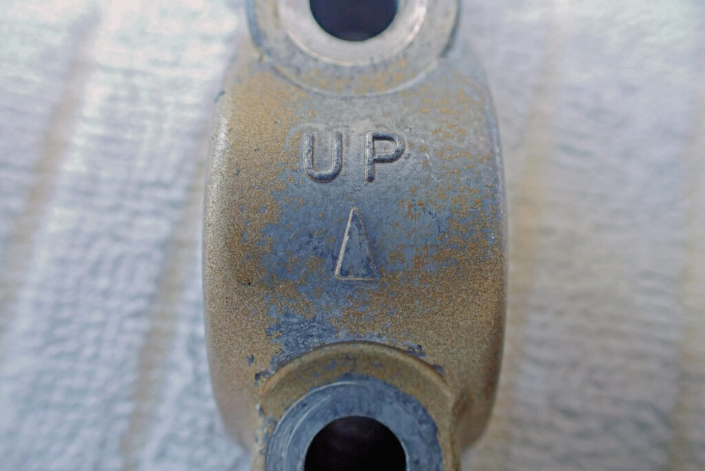 重曹ブラスト後のパーツ．金色が剥げ落ちてしまっている様子．