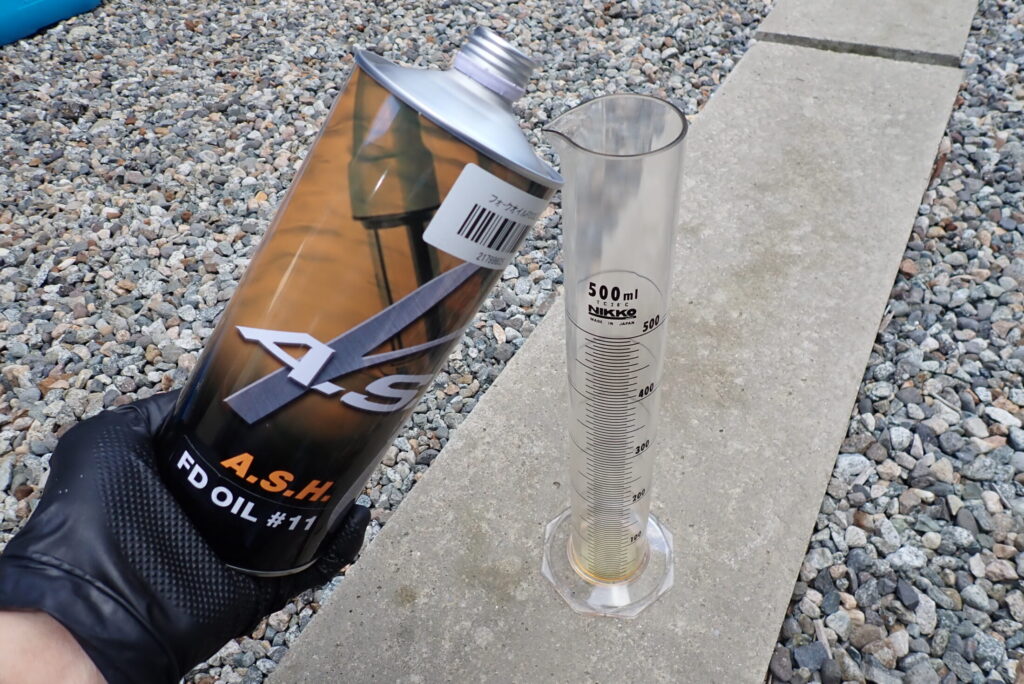 XR250 Bajaの規定量332ccに合わせて、メスシリンダーで正確に計量したフォークオイル。