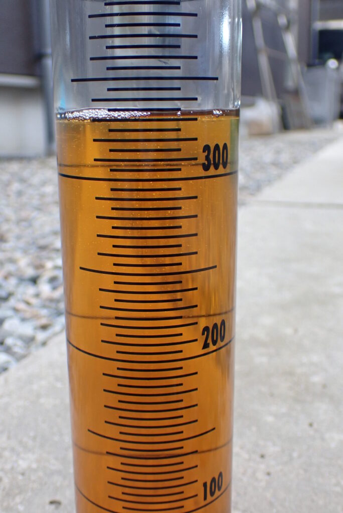 気泡の抜けが良いA.S.H.（アッシュ）製フォークオイルを計量したメスシリンダーのアップ。