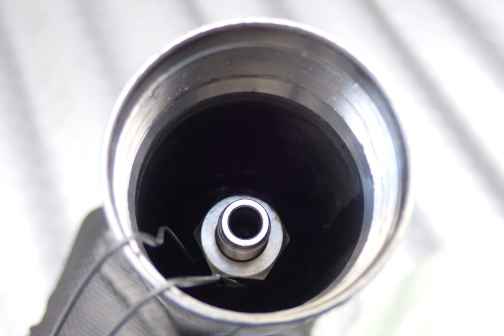 インナーチューブ内壁近くまで満たされた、XR250 Bajaフロントフォークの油面確認の様子。