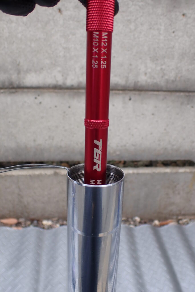 フロントフォークのエア抜きを効率化するTechnix（テクニクス）製TGRブリーディングロッド（専用工具）。