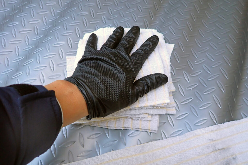 バイクの細かな清掃やカウルの磨き作業に使いやすいよう、手のひらより少し大きめのサイズにカットした自作のメンテナンス用ウェス。用途別に使い分けるためのストック。