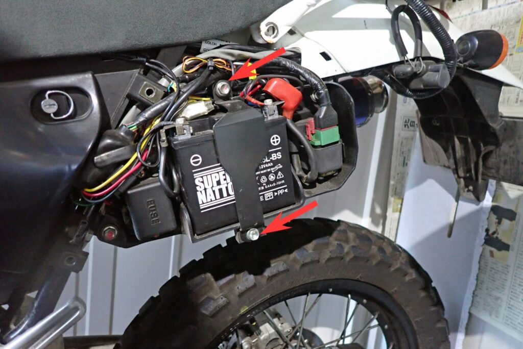 サイドカバーを取り外した後に現れる、XR250 BAJA(MD30)の車体左側に配置されたバッテリー収納ケース