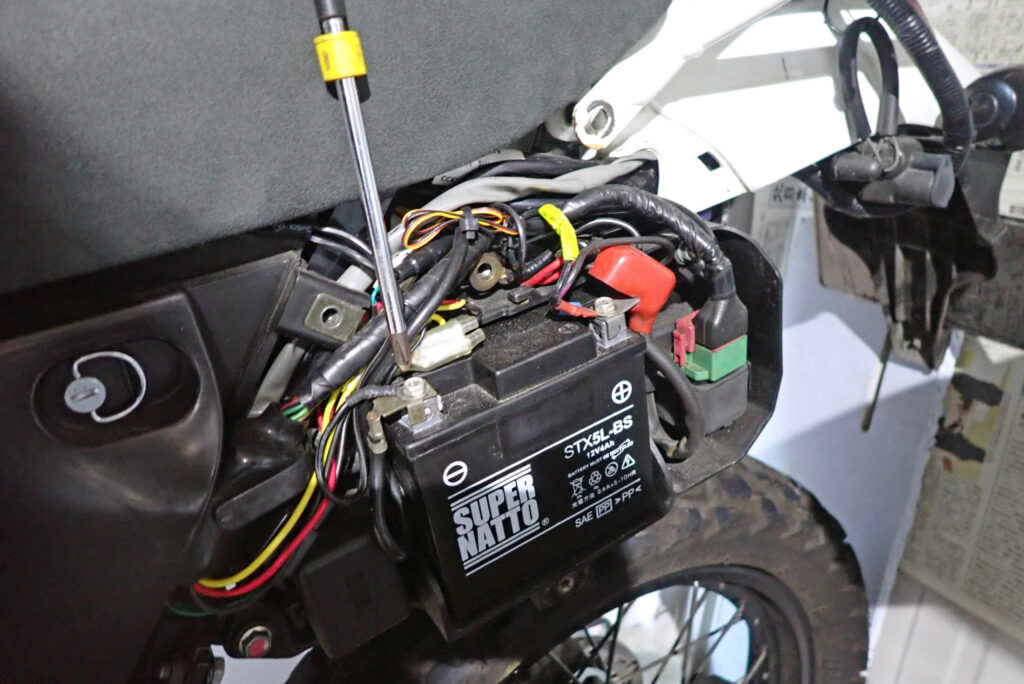 短絡(ショート)を防止するため、まずはマイナス(−)側の端子からネジを緩めてハーネスを外す安全な手順