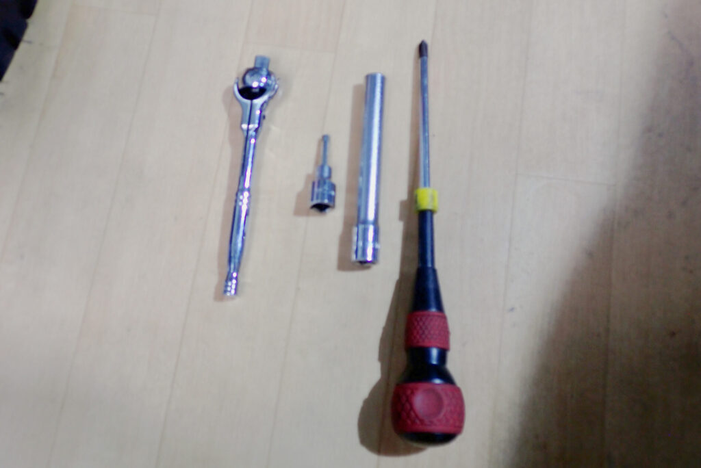 XR BAJAのバッテリーを外すのに必要な工具.プラスドライバ,10mmのソケット,ソケットレンチ,4mmの六角ソケット.