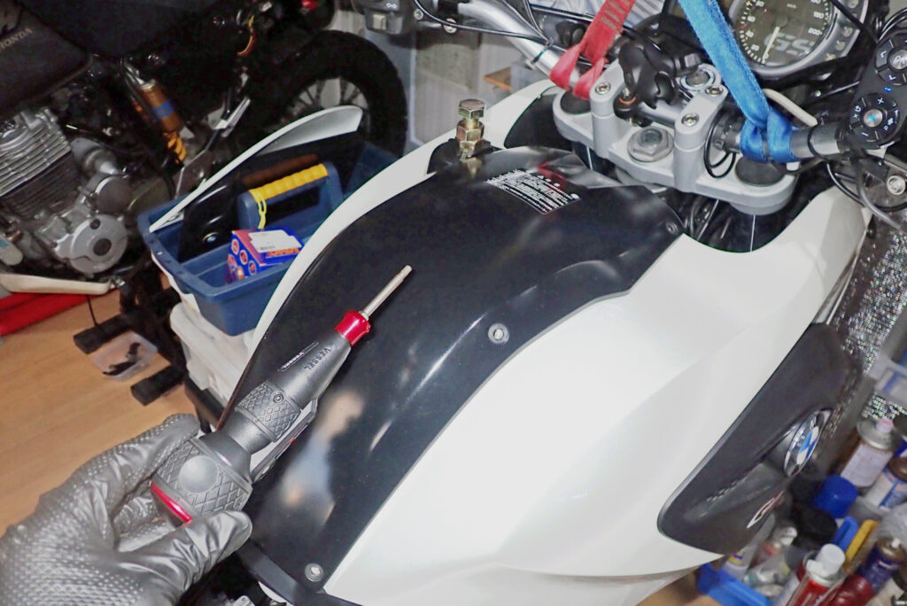 BMW G650GSのバッテリーアクセスに必要な、センターカウルを固定する10本のトルクスネジと外装の取り外し作業