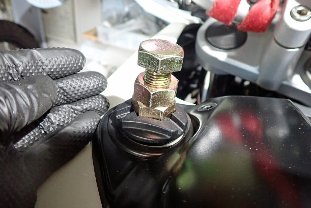 車載工具を使わずスムーズに作業するために22mmのボルト・ナットで自作した、G650GS専用のオイルフィラーキャップ取り外し工具
