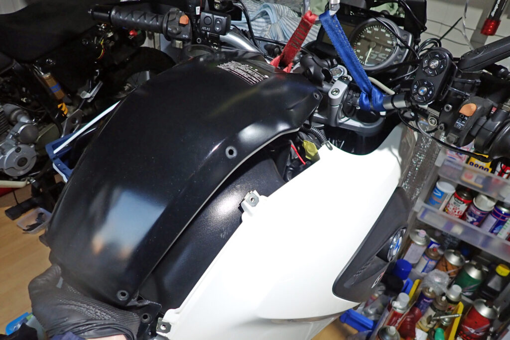バッテリー本体を抜き取った後、ボルト紛失やカウル傷を防止するために外装を仮組みして戻したG650GSの車体