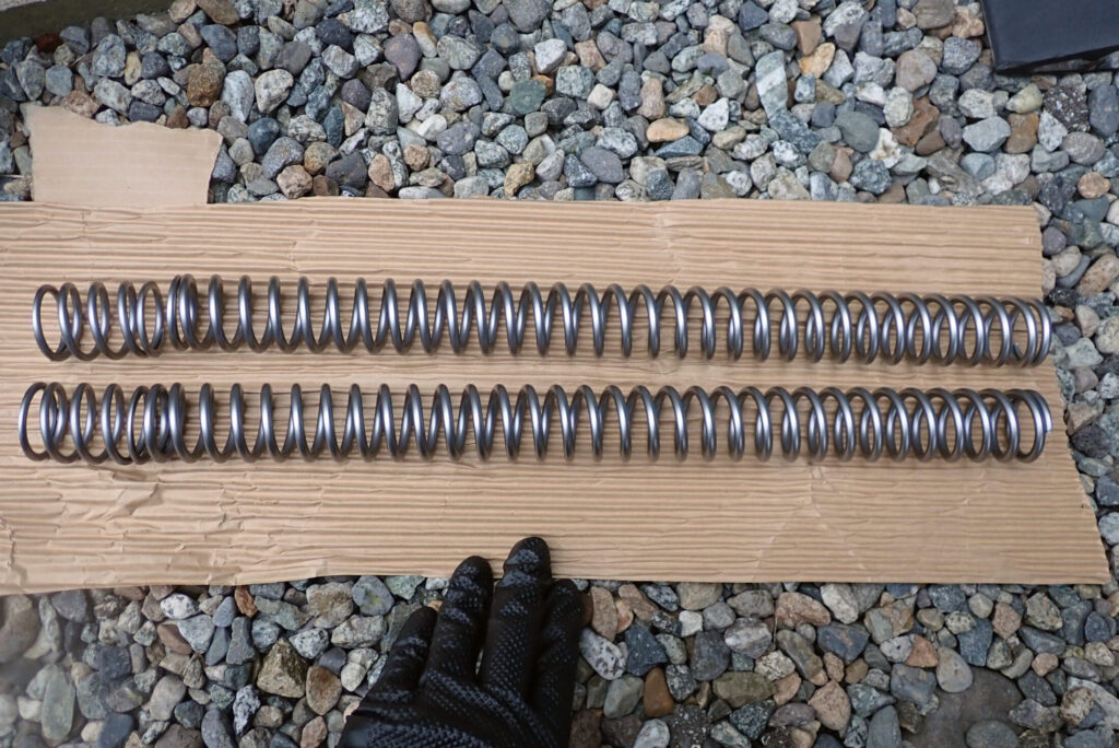 表面にWPC処理を施し、独特の鈍い輝きと質感を放つフロントフォークスプリングの全体像