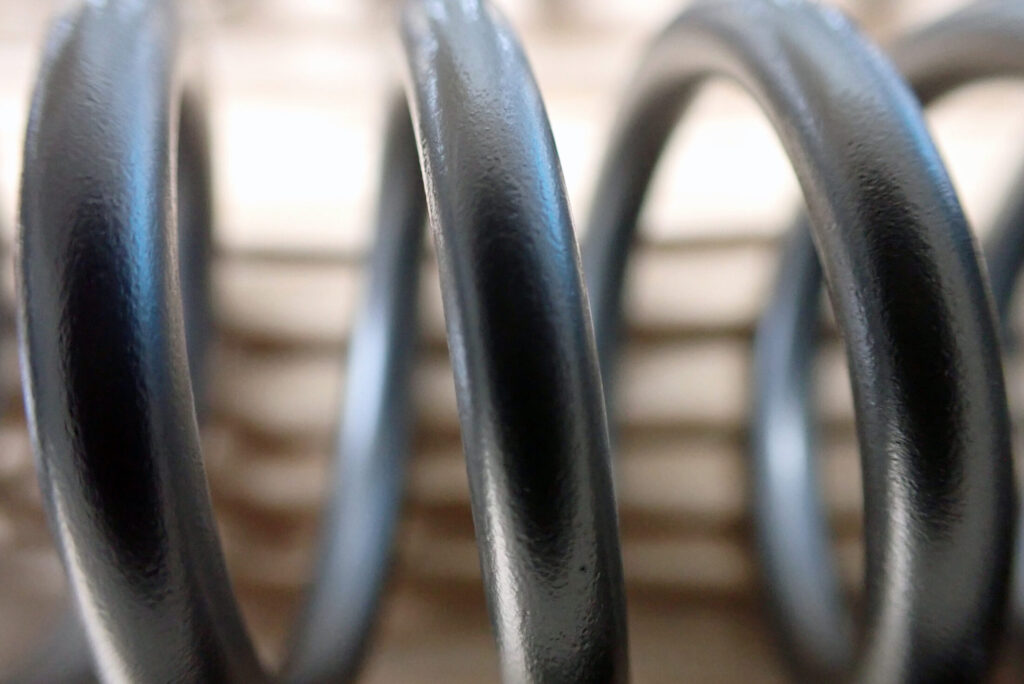 WPC処理によって金属表面の疲労強度が高まり、摺動抵抗（フリクション）が低減されたスプリングの接写