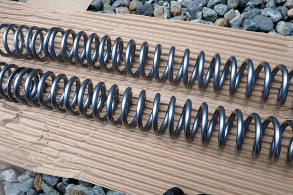 表面にWPC処理を施し、独特の鈍い輝きと質感を放つフロントフォークスプリングの全体像