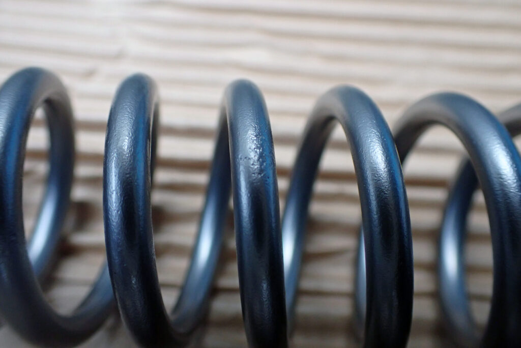 WPC処理によって金属表面の疲労強度が高まり、摺動抵抗（フリクション）が低減されたスプリングの接写