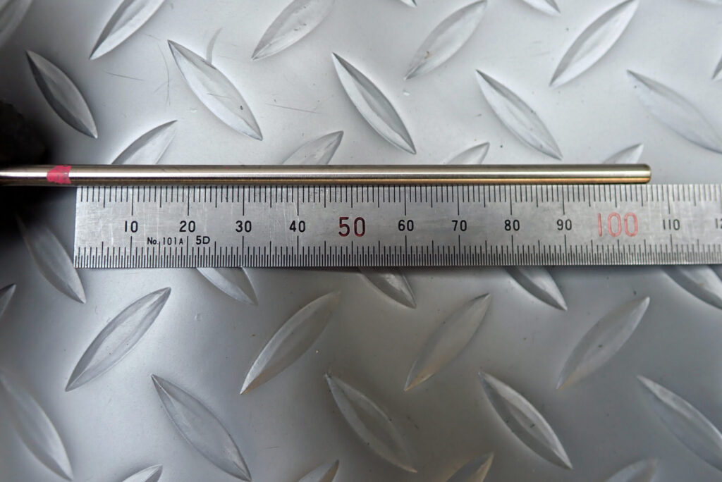 ホンダXR250 BAJA（MD30）のサービスマニュアル規定値107mmの位置に目印を付けた油面調整用の金属パイプ。