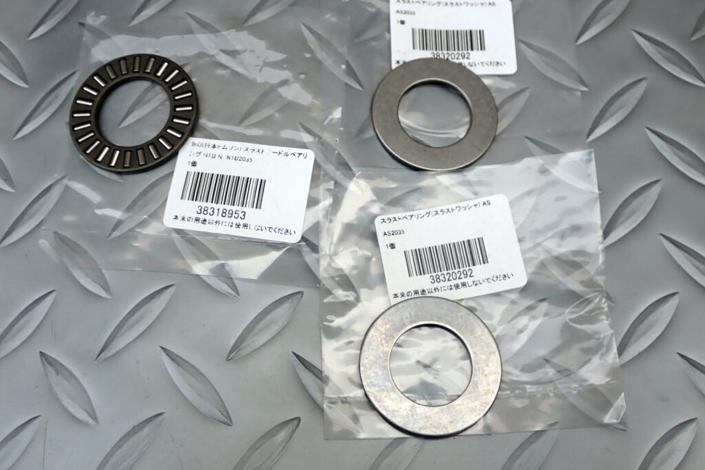 XR250 BAJAのスプリングAとBの間に入れるワッシャーの代わりに，スラストベアリングをいれる．スラストベアリングは日本トムソンのニードルベアリング．