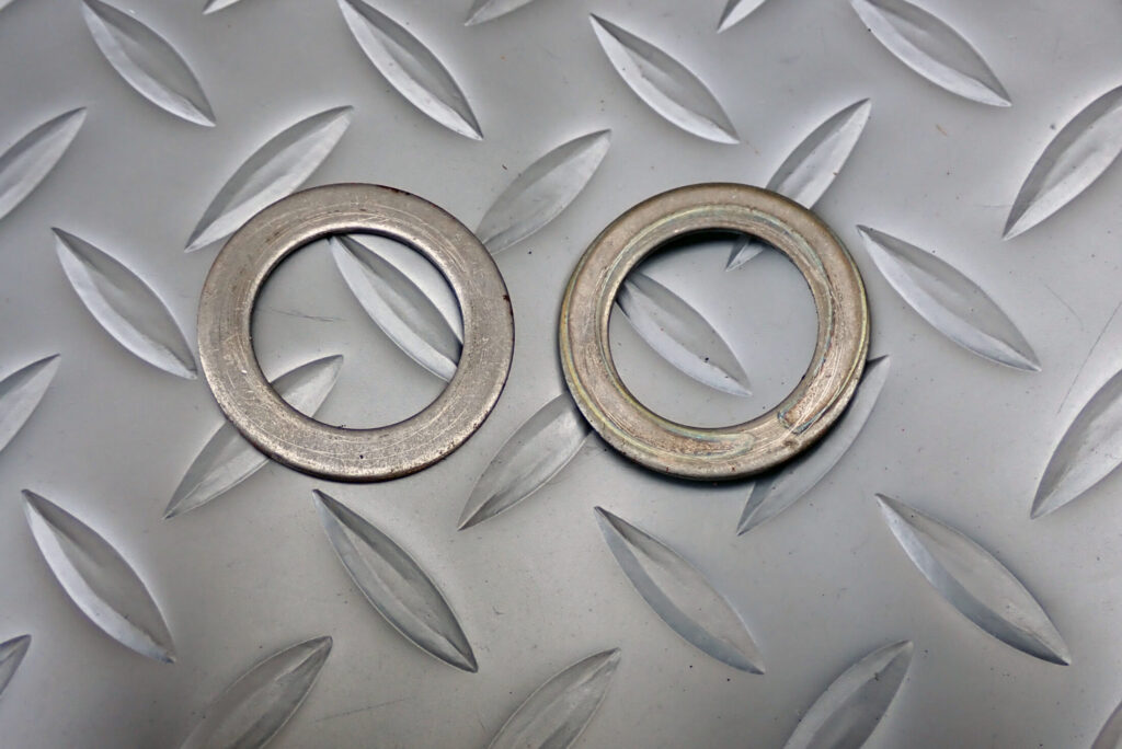 XR250 BAJAのフロントフォークスプリングAとBの間に挟むワッシャー．少しスプリングの跡が付いているのがわかる．