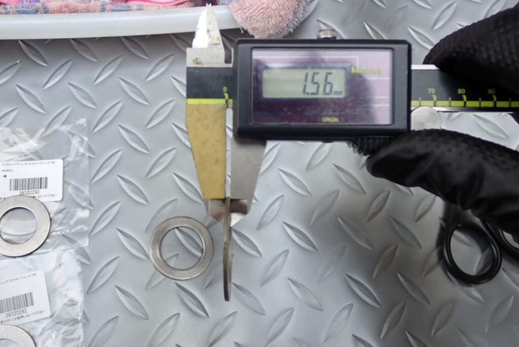 XR250 BAJAのスプリングAとBの間に挟む純正ワッシャーの厚みをノギスで計測．厚みは1.56mmであることが分かった．