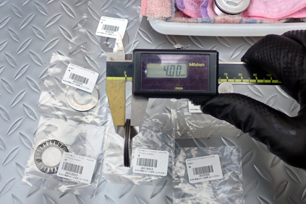 XR250 BAJAのスプリングAとBの間に挟む純正ワッシャーの代わりに入れるスラストワッシャーの厚みをノギスで計測する．厚みは4.00mm．