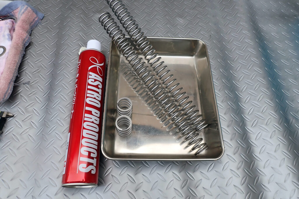 WPC処理後のスプリングをパーツクリーナーで洗浄した後の様子。