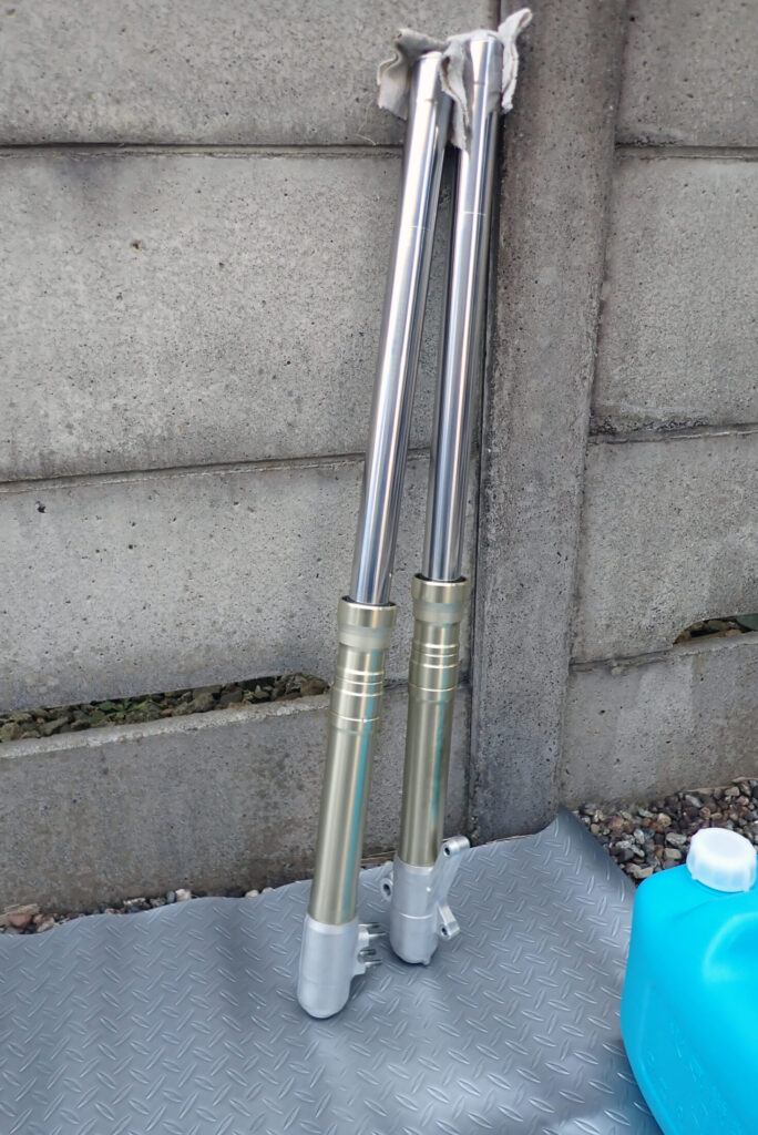 油面調整とスプリング挿入が完了し、フォークキャップを締め付けて組み立てが完了したXR250 BAJAのフロントフォーク。