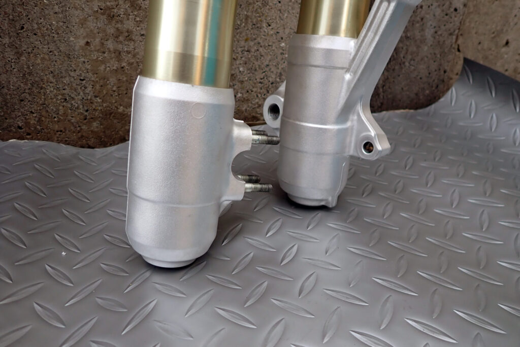 DIYのケルヒャーによるウェットブラストで美しく蘇った，フロントフォークのボトムブラケット．