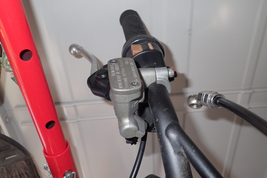 XR250 BAJAのハンドルにCRF250R用マスターシリンダーを仮組みした側面からの外観写真